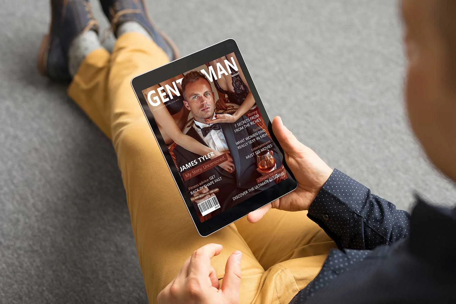 Person liest ein digitales Magazin auf einem Tablet.