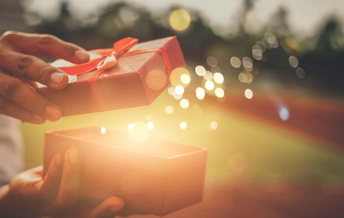 Geschenkbox mit leuchtendem Inhalt